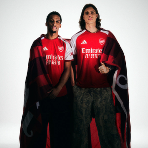 L’Arsenal presenta la maglia home 2026–27: fusione tra rosso e bianco classico e tecnologia moderna