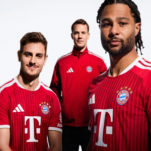 Maglia home Bayern Monaco 2026/27 ufficialmente presentata: il rosso classico reinventato con l’eredità dei campioni