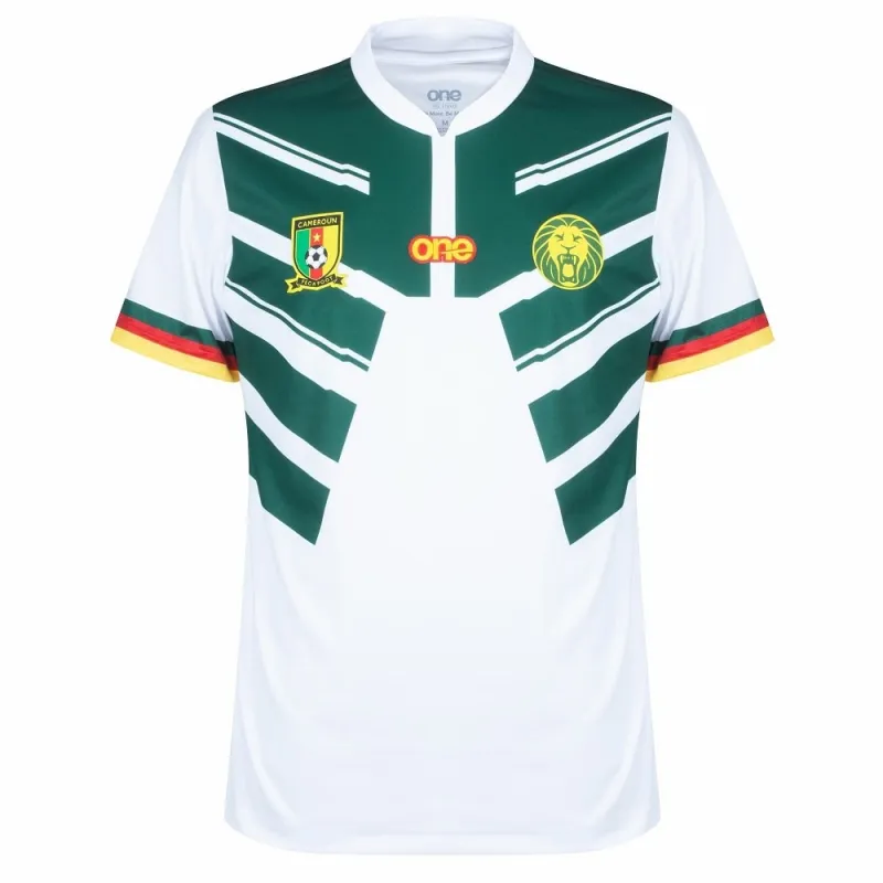 Le maillot d'extérieur de l'équipe nationale du Cameroun pour la Coupe du monde 2022, blanc.