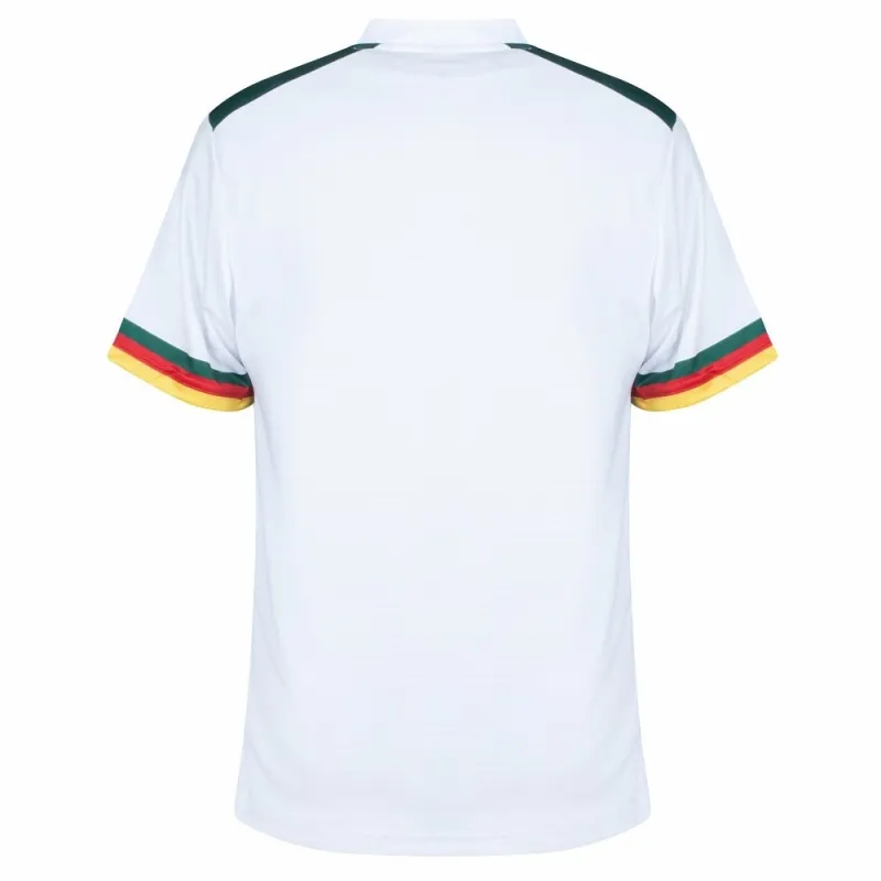 Le maillot d'extérieur de l'équipe nationale du Cameroun pour la Coupe du monde 2022, blanc.