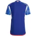 La version du joueur du maillot domicile bleu de l'équipe nationale japonaise lors de la Coupe du monde 2022.