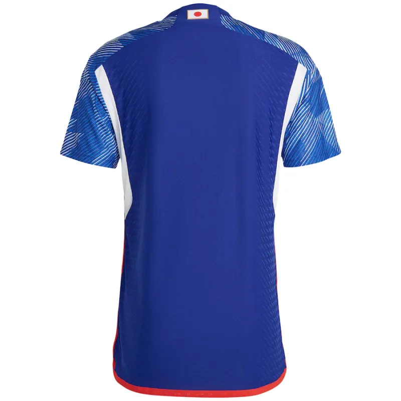 La version du joueur du maillot domicile bleu de l'équipe nationale japonaise lors de la Coupe du monde 2022.