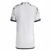 La version du joueur du maillot d'extérieur blanc de l'équipe nationale japonaise lors de la Coupe du monde 2022.