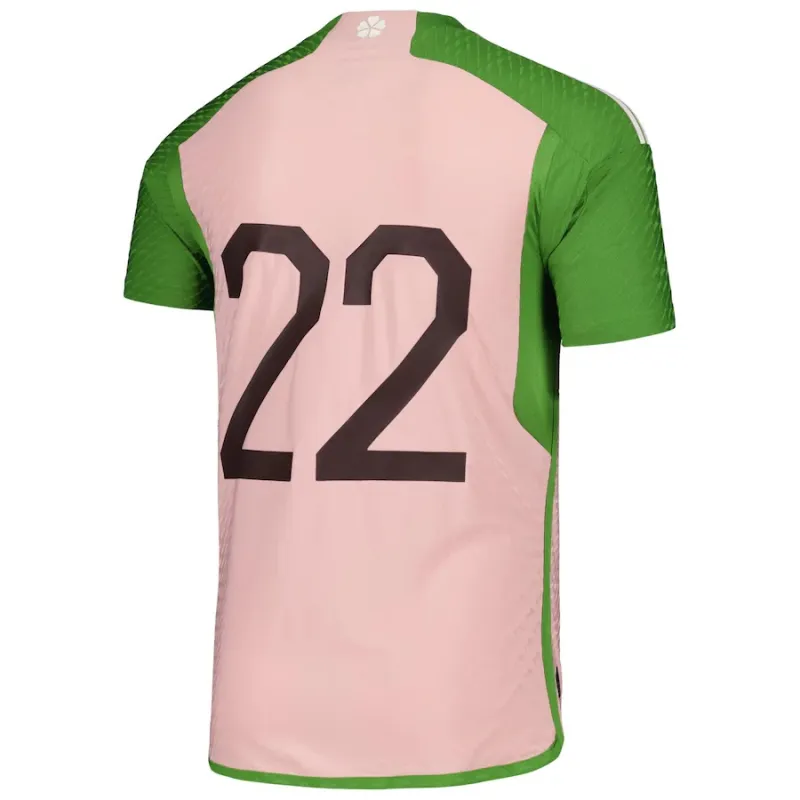 La version spéciale du maillot de l'équipe nationale japonaise en rose pour la Coupe du monde 2022.