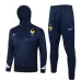 Le survêtement avec capuche et les pantalons de l'équipe de France pour la saison 2024/25 - bleu foncé.