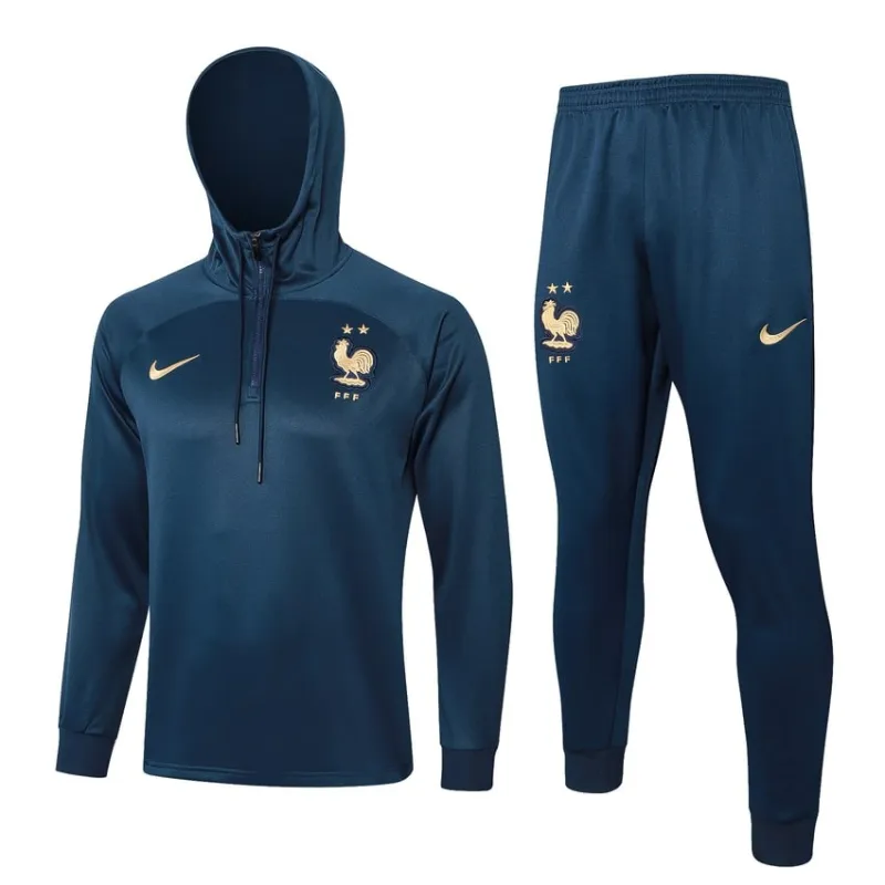 Die kapuzenhaltige Sportkleidung und die Hosen der französischen Nationalmannschaft für die Saison 2024/25 - hellblau