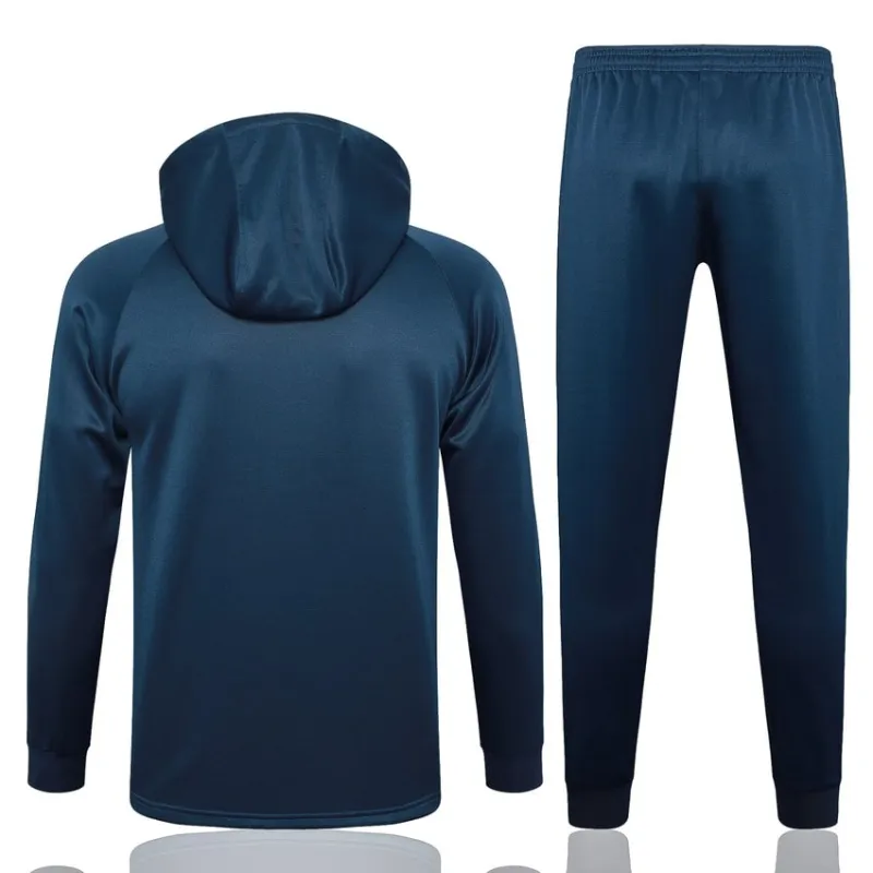 Die kapuzenhaltige Sportkleidung und die Hosen der französischen Nationalmannschaft für die Saison 2024/25 - hellblau