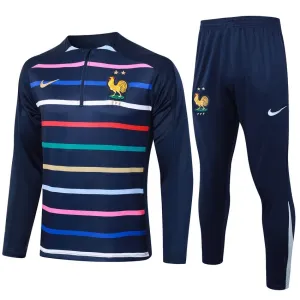 Die Sportkleidung und die Hosen der französischen Nationalmannschaft für die Saison 2024/25 - mit blauen Mustern