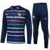 Le survêtement et les pantalons de l'équipe de France pour la saison 2024/25 - avec des motifs bleus.