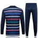 Le survêtement et les pantalons de l'équipe de France pour la saison 2024/25 - avec des motifs bleus.