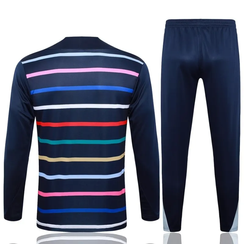 Le survêtement et les pantalons de l'équipe de France pour la saison 2024/25 - avec des motifs bleus.