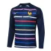 Le survêtement et les pantalons de l'équipe de France pour la saison 2024/25 - avec des motifs bleus.