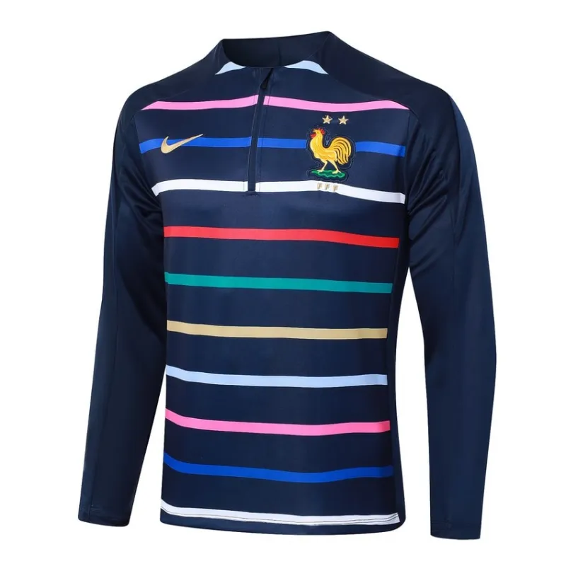 Le survêtement et les pantalons de l'équipe de France pour la saison 2024/25 - avec des motifs bleus.