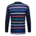 Le survêtement et les pantalons de l'équipe de France pour la saison 2024/25 - avec des motifs bleus.