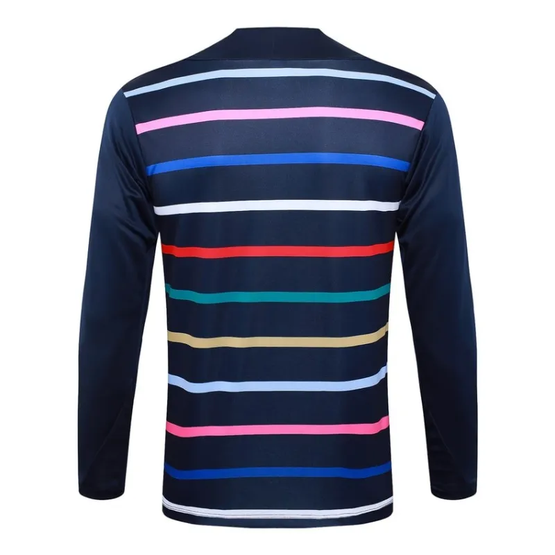 Le survêtement et les pantalons de l'équipe de France pour la saison 2024/25 - avec des motifs bleus.