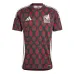 Le maillot domicile du Mexique en 2024/25, version pour les supporters, rouge.
