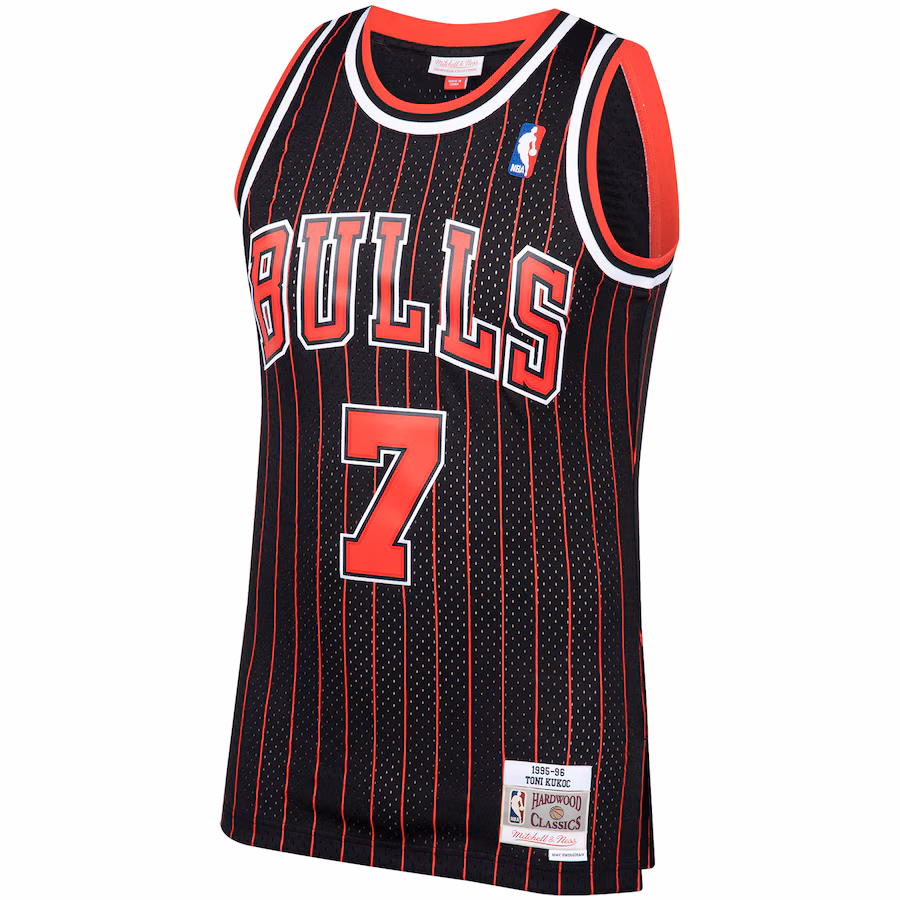 Toni Kukoč Camiseta Swingman de los Hardwood Classics 1995/96 de los Chicago Bulls Mitchell & Ness - Negro