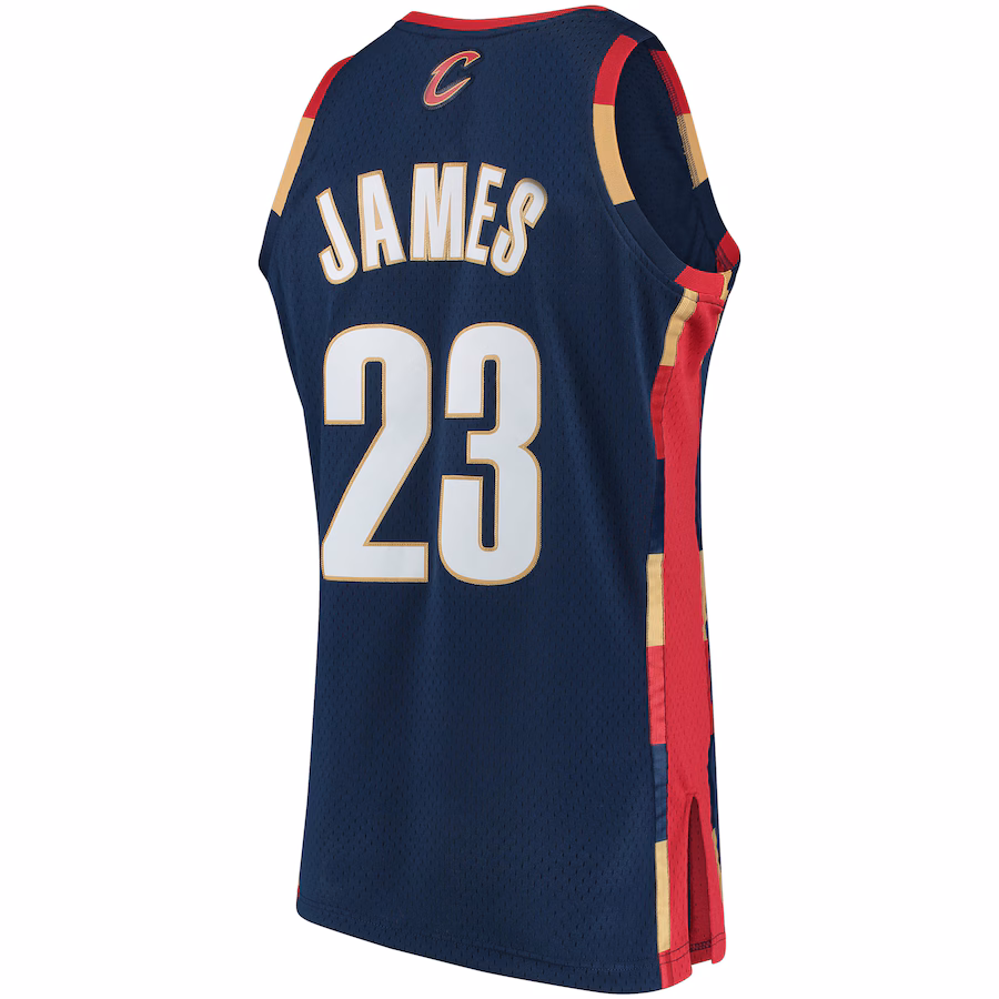 LeBron James Camiseta Swingman de los Hardwood Classics de los Cleveland Cavaliers Mitchell & Ness - Azul marino